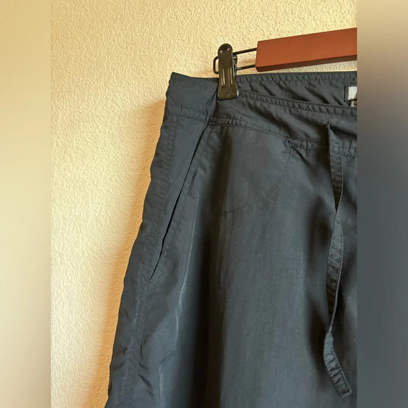 REI Black UPF 50+ Cropped Drawstring Hiking Pants - Picture 2 of 8